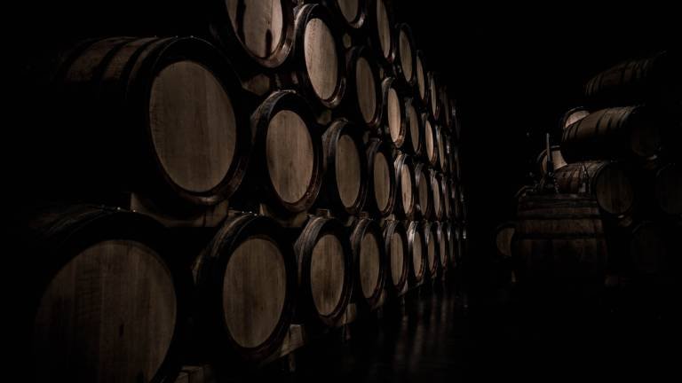 How to Pour Wine Without Dripping